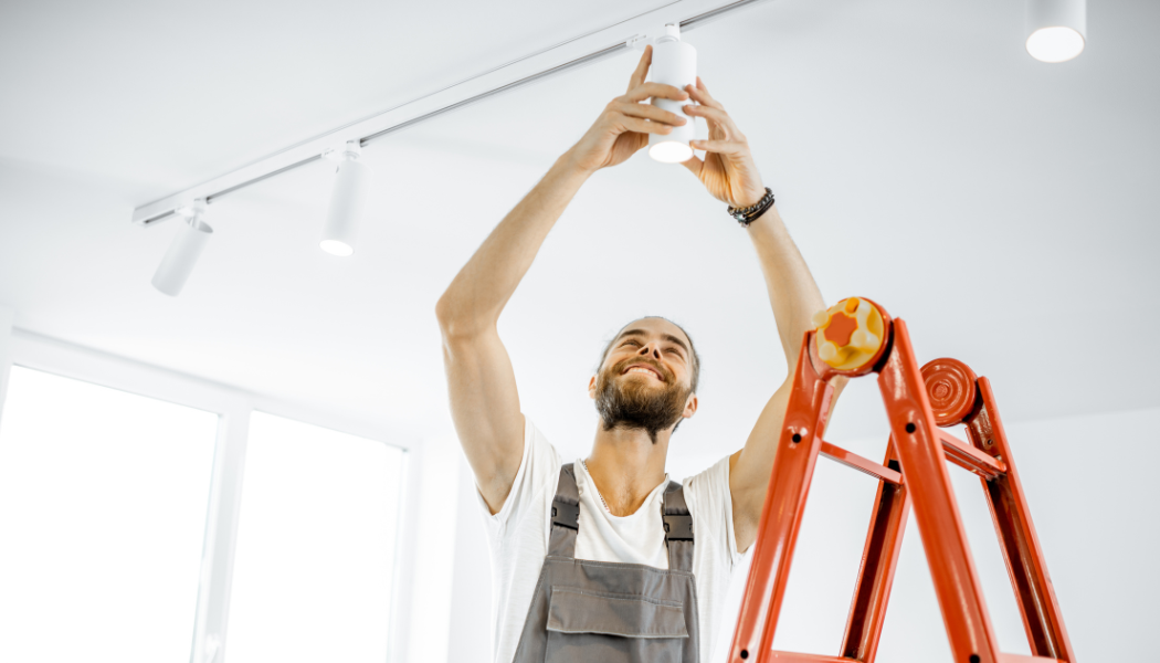 électricien qui répare un luminaire