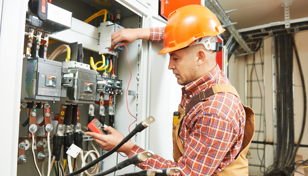 électricien qui répare un tableau électrique (1)