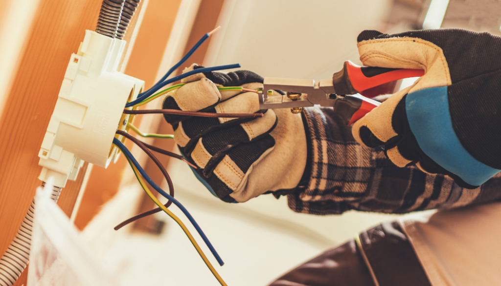 réparation d'une prise par un électricien